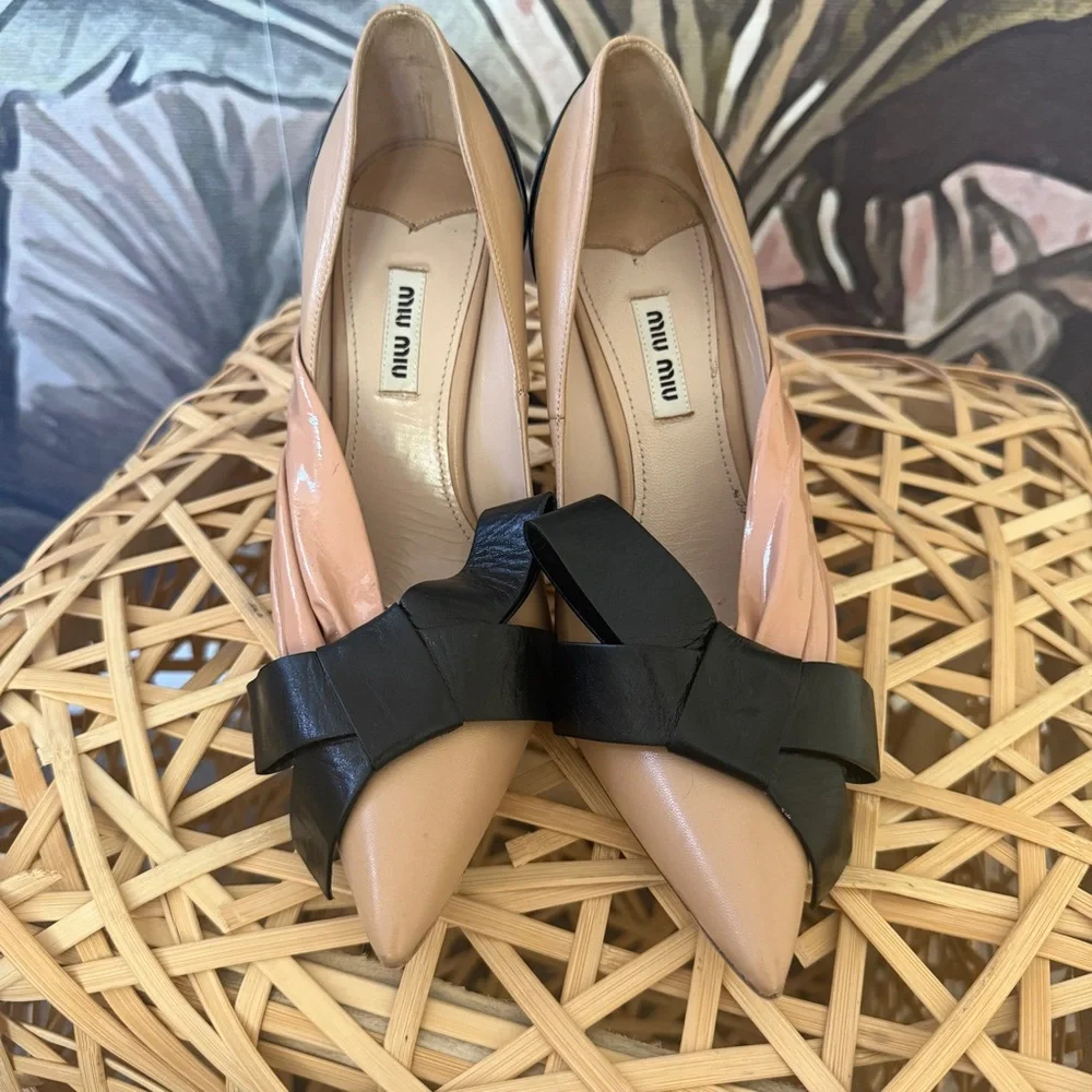 Miu Miu Patent Leather Bow Pointed Toe high heel Pumps two tone size EU 38 US 8